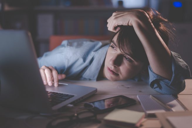 「残業○時間以内」「定時帰り」の落とし穴!?なんと約4割の人が仕事を家に「お持ち帰り」してるらしい!